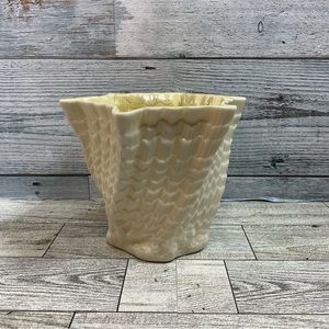 Belleek Limpet Vase Twisted Shell 7th Mark 1st Gold 1980-1993 White Luster